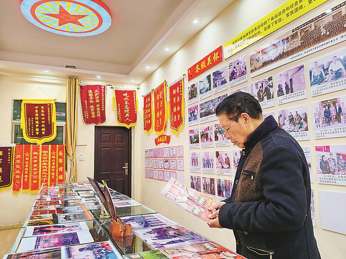 张日平在拥军陈列室整理照片。佘帅兵 摄