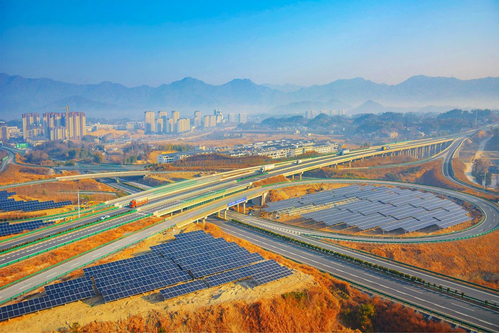 工人正在安装光伏发电设备 图片来源：中国图片社