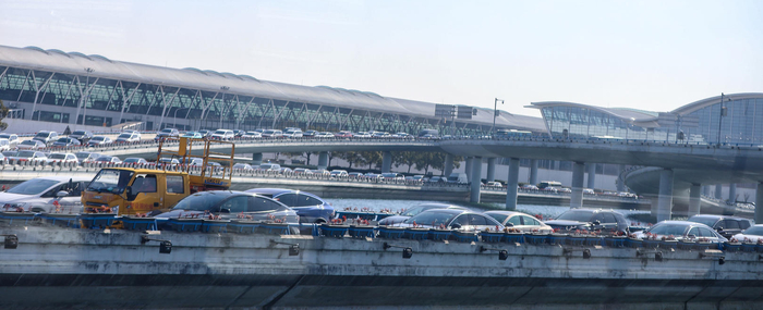 ▲2026年2月8日，上海，浦东机场，出租车、网约车、私家车从机场驶出 图据视觉中国