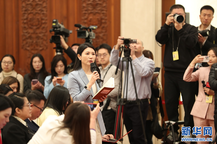 经济日报记者刘瑾在现场提问。