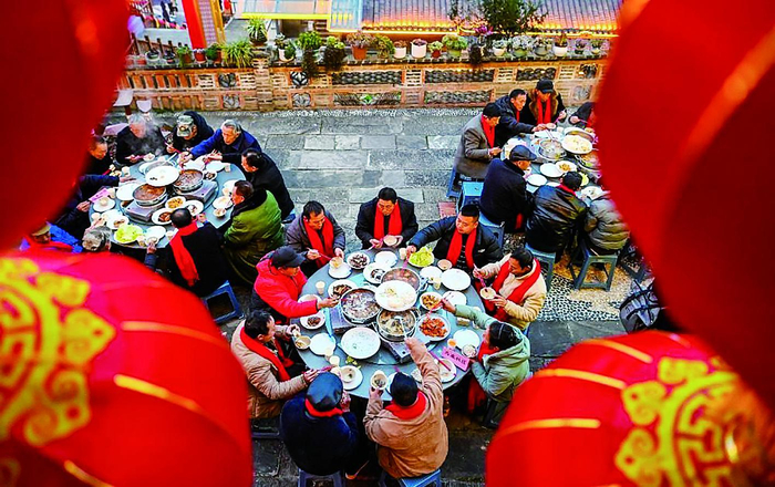     石柱桥头镇，村民们欢聚一堂吃个热闹温暖的团年饭。