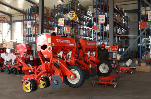 　内蒙古金耕农机有限公司工人对加工完成的机器进行检测。 摄影 李金梅