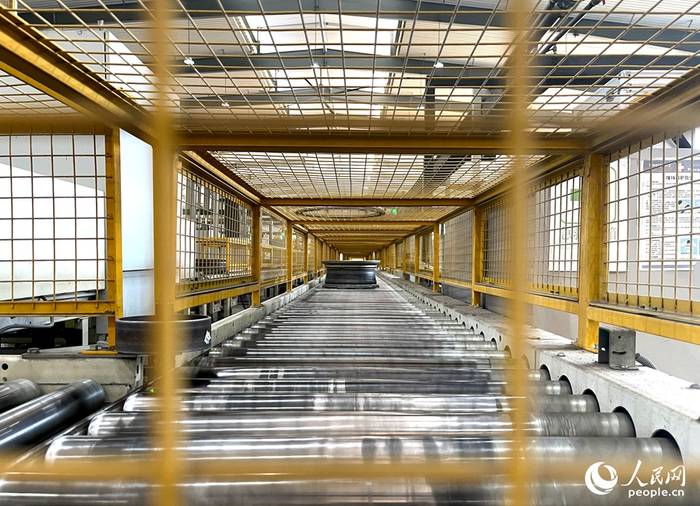 智能化车间内，自动化生产线高速运转。人民网记者 陈蓝燕摄