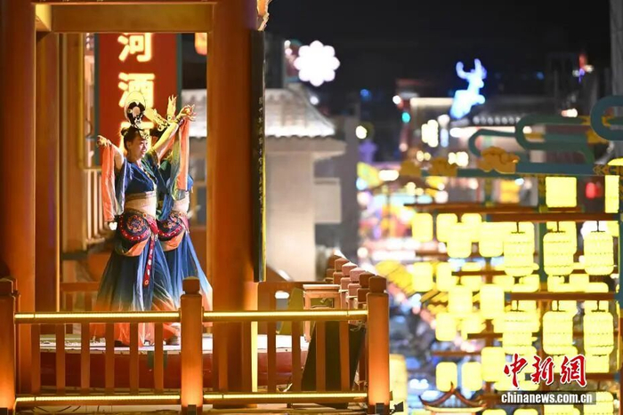 1月10日，在位于甘肃敦煌夜市内，“千年华彩·盛世敦煌”2026敦煌灯会现场演绎人员进行敦煌舞表演。中新社记者 李亚龙 摄