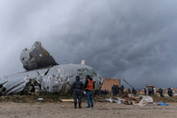 玻利维亚满载钞票军机坠毁，详情披露：载有1700万张钞票，约合5000万人民币，数千人冲向残骸争抢