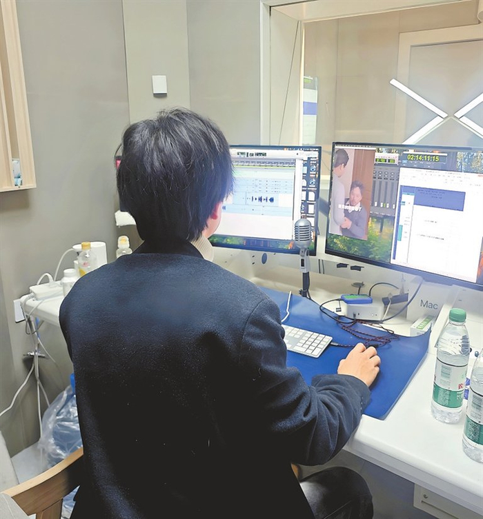 李柯翰正在为短剧配音。 受访者供图