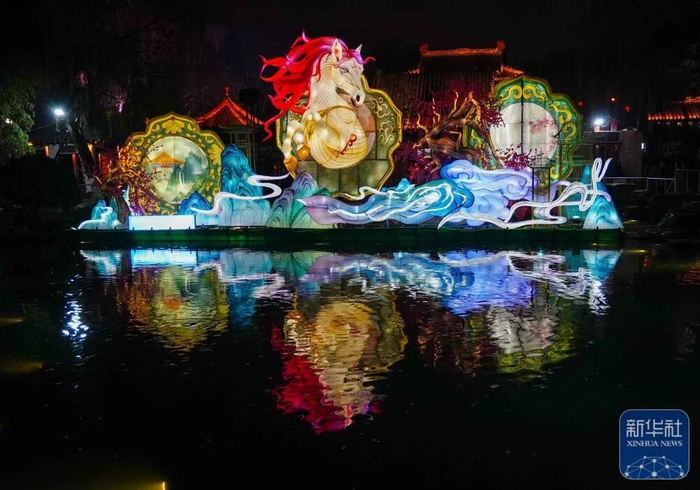 在济南天下第一泉风景区，彩灯与泉水交相辉映。