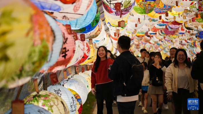 2月24日，台湾民众游览新北灯会。新华社记者黄扬摄