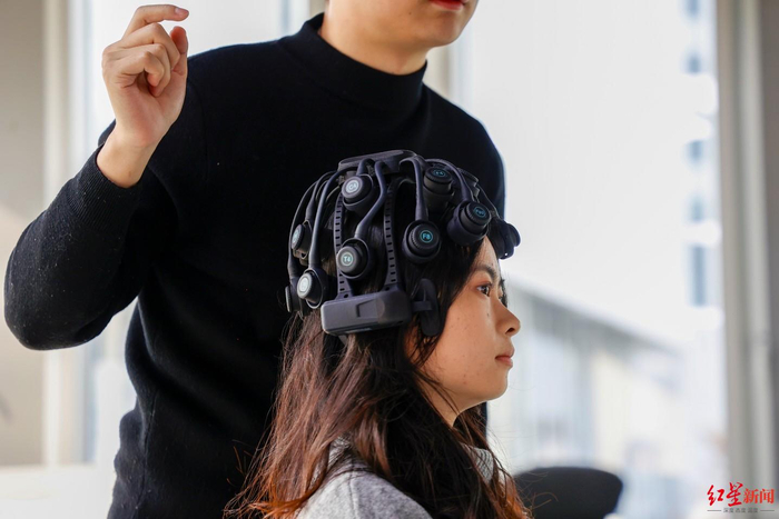 ▲芯脑科技研发的全国首款无线干电极脑电记录仪