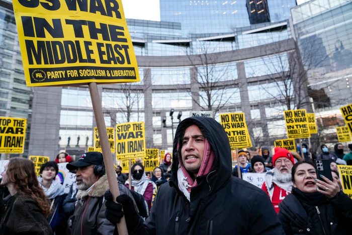 3月2日，人们在美国纽约参加集会，抗议美国对伊朗发动军事打击。新华社发（章正浩摄）