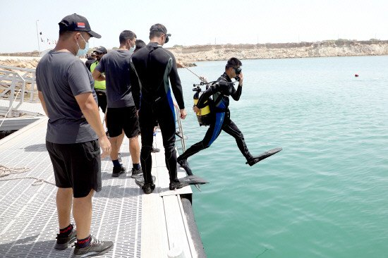 图为机动救捞中队潜水员参加“国际军事比赛-2022”深海项目。 法治日报通讯员 刘志磊 摄