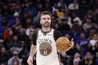 库里过去11场缺席期间 斯潘塞3场得分全队最高 梅尔顿&amp;穆迪2次