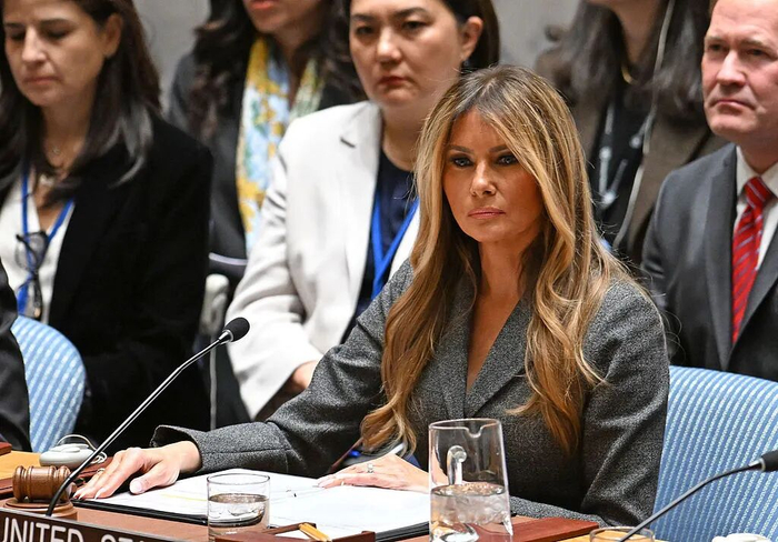 当地时间2026年3月2日，美国纽约，梅拉尼娅在联合国总部大楼主持一场会议。图/视觉中国