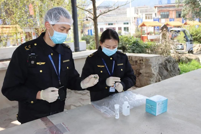 花溪区市场监管局执法人员在集市进行蔬菜农残快检 曾孟达（摄）