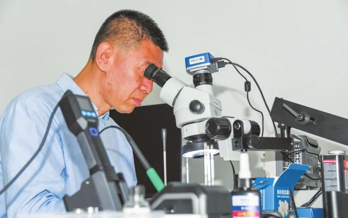 在海口国家高新区创业孵化中心，科研人员正在开展实验（央广网发 海口国家高新区供图）