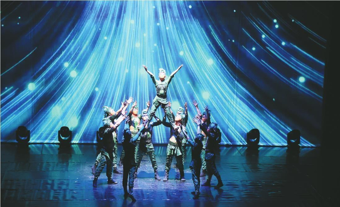 杂技《炫彩·中国》中的每一个高难度动作都引得现场观众阵阵惊呼。 受访者供图