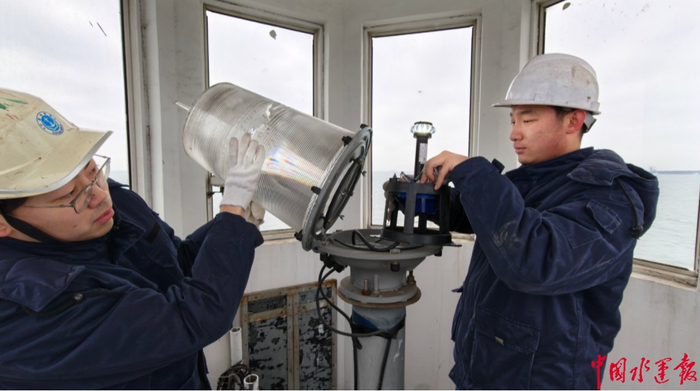航标维护。黄晗 摄