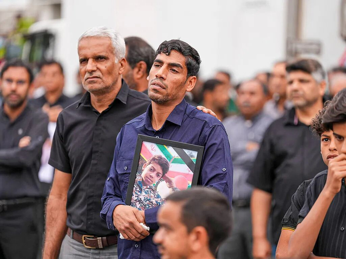 　　当地时间2026年3月3日，伊朗米纳卜，当地民众为沙贾雷·塔耶贝女子小学遇袭身亡的儿童举行葬礼。图/视觉中国