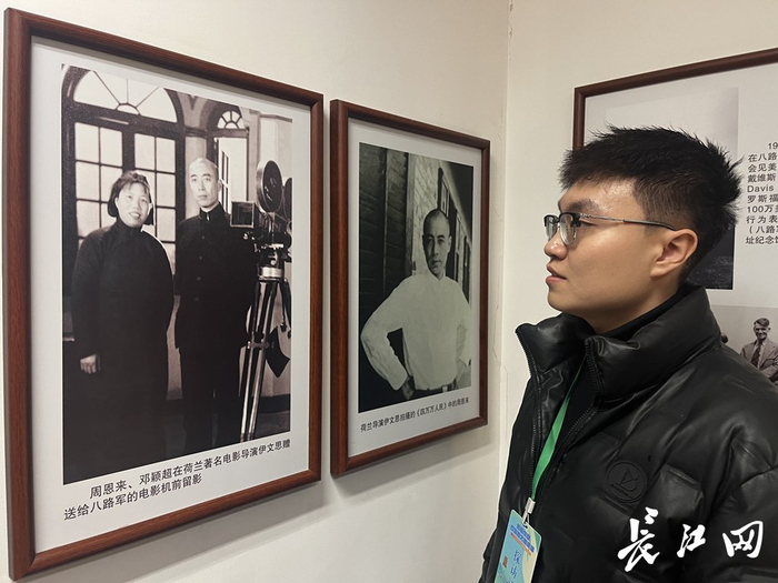 社会实践团成员、东南大学交通学院大学生张书铭在周恩来夫妇与伊文思摄影机合影照片前。记者万建辉 摄