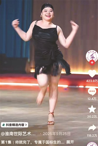 舞台上的王香峦