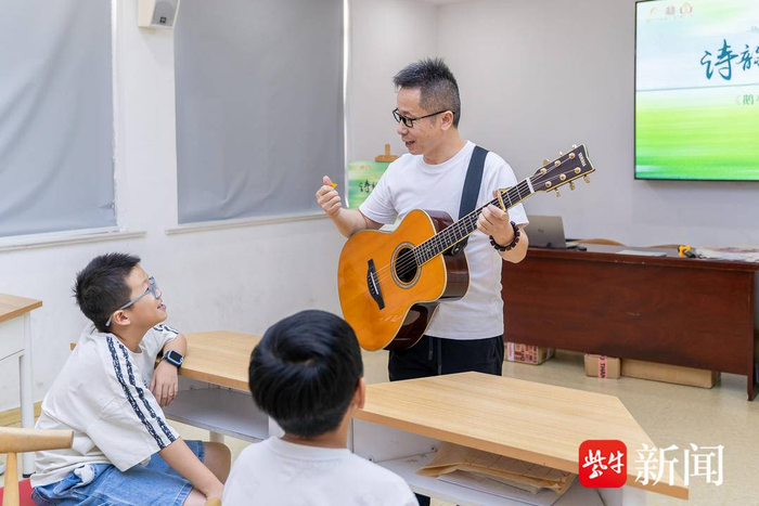 徐梁国为社区孩子们传授音乐知识