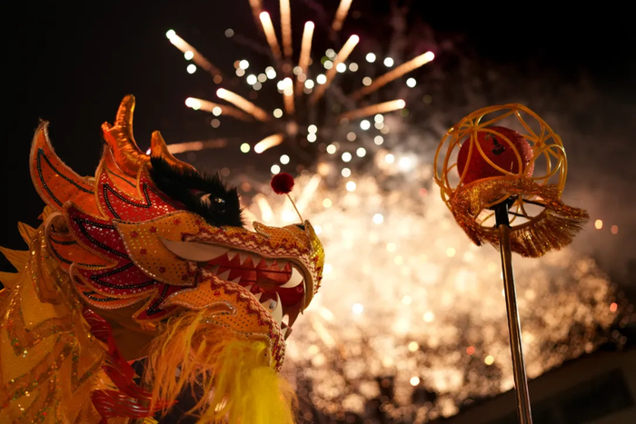 前童元宵行会，舞龙队在古镇表演 图源：新华社​