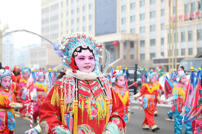 十二师头屯河农场社火队将国粹元素纳入其中。胡杨网 李雨浪 摄