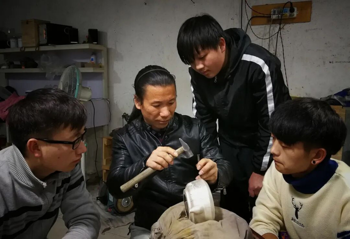 教授银器锻制技艺。唐莉 摄