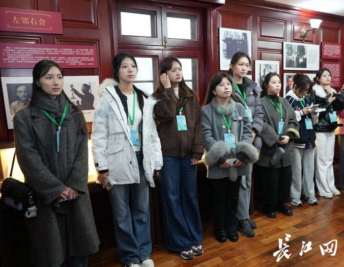 2026全国大学生社会实践团湖北江苏行12名同学在武汉大学周恩来旧居聆听讲解员讲解。记者彭年 摄