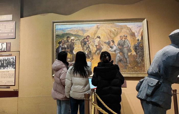 张嘉静、刘衍希、刘蓓蓓3人在中国电影博物馆参观。刘蓓蓓 供图