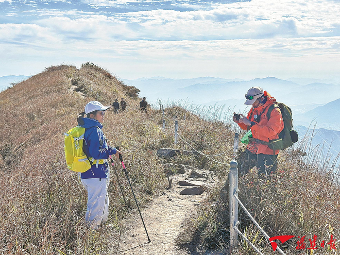 登山客在黄连盂标志点拍照打卡。 王志豪 摄