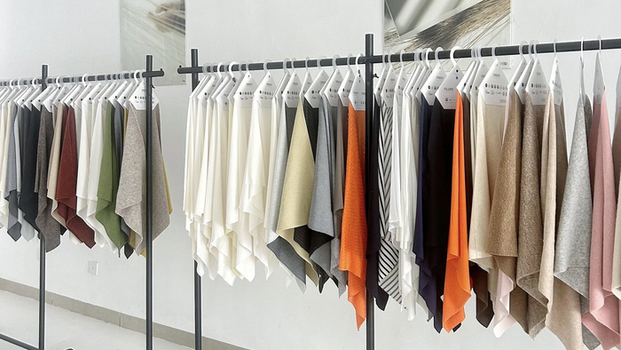 黑水的牦牛绒被开发成各类服饰。受访者供图