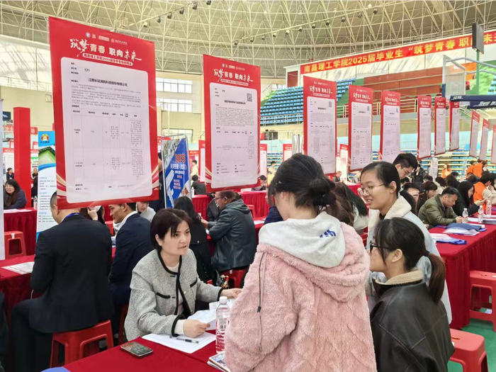 百场校招 图源：南昌市就创中心