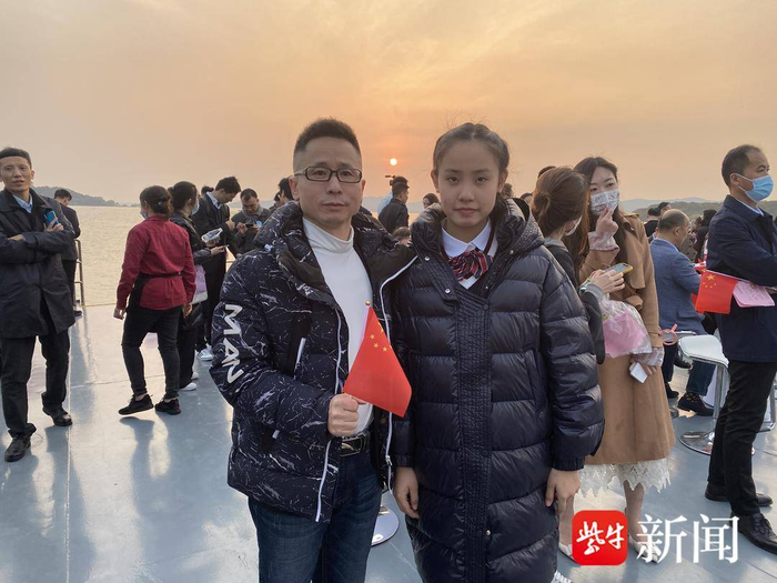 2021年，徐梁国（左）带着女儿参加无锡国际樱花节演出