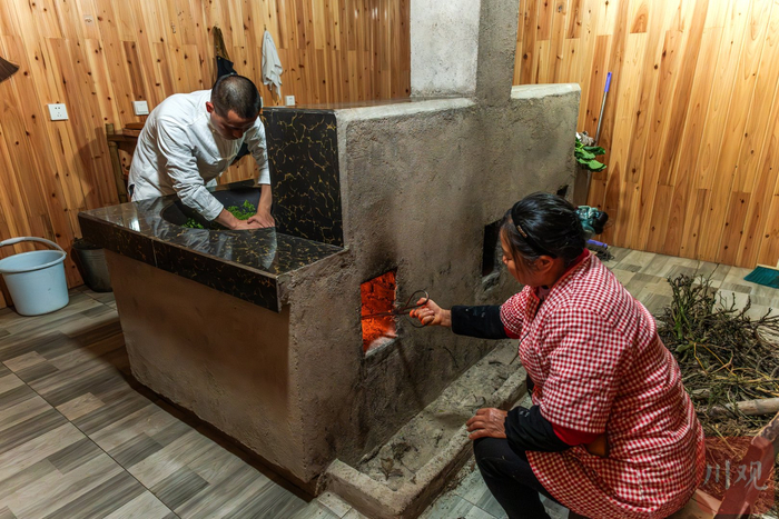 3月4日，将军镇清凉村，童浩一家忙着手工制茶。