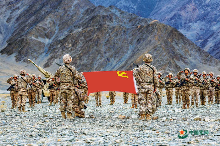 　　新疆军区某团开展主题党日活动，组织官兵重温入党誓词。加苏尔·艾来提摄