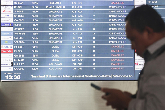 　　▲当地时间2026年3月2日，印度尼西亚万丹省坦格朗，苏加诺-哈达国际机场的出发信息板显示航班取消 图据视觉中国