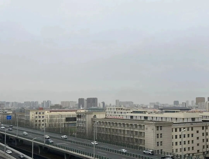 今天上午，呼和浩特市天空阴沉