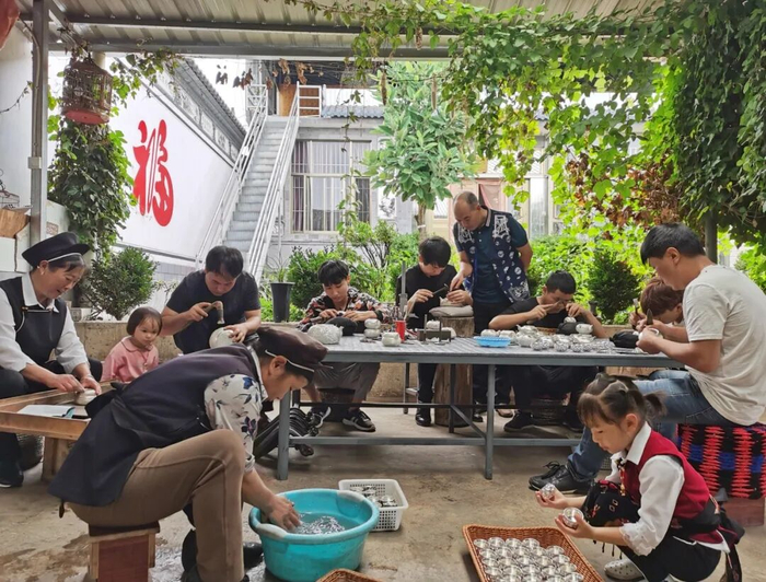 鹤庆银匠生活。唐莉 摄