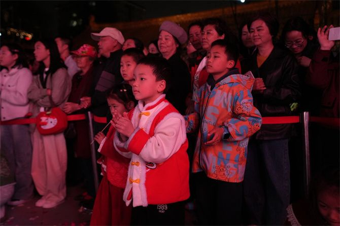 孩子们被精彩的活动迷住了。供图