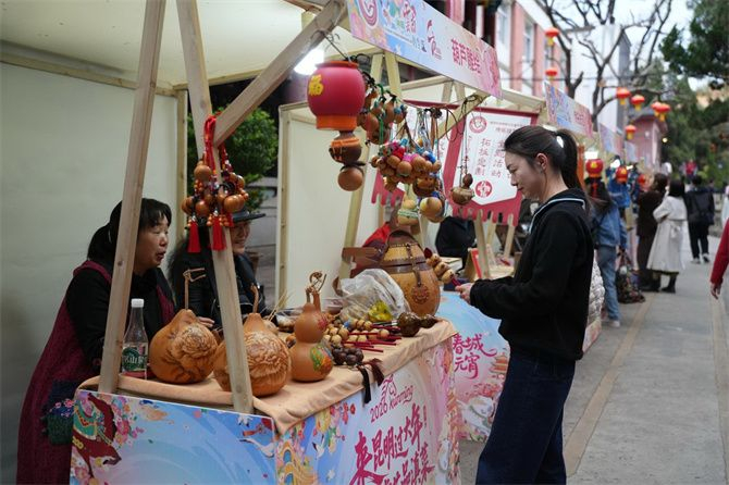 雅韵市集颇有人气。供图