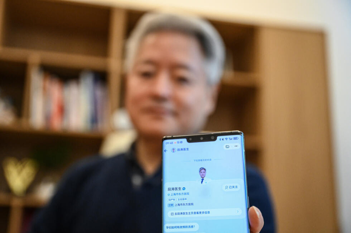 图:上海医生段涛用教材、病例研究及社交媒体内容训练自己的AI分身