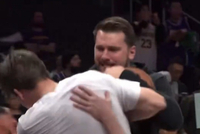 乐！东契奇熊抱袭击里夫斯 后者舞起软棒与工作人员双人合揍反击