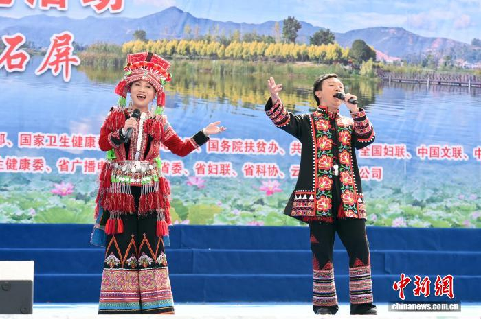  2019年，李怀秀、李怀福表演海菜腔对唱《月光下的小船》。　李嘉娴 摄