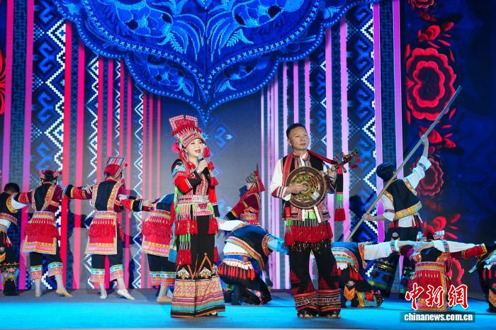  2025年，李怀秀、李怀福演唱彝族海菜腔。　中新社记者 刘冉阳 摄