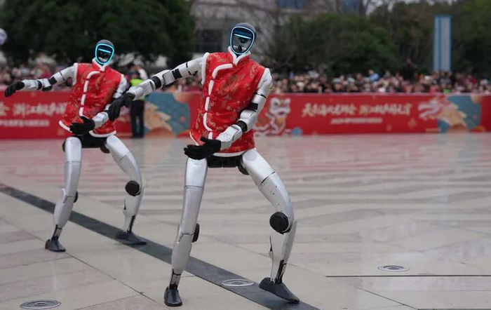 2026年2月28日，宇树科技人形机器人在浙江省桐庐县中心广场表演舞蹈。