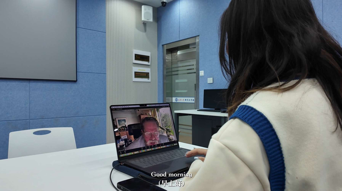 张嘉静对伊文思基金会会长安德雷·斯图夫肯斯先生进行线上视频采访。刘蓓蓓 截图