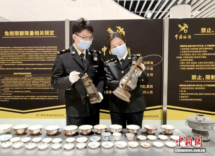 图为厦门邮轮港海关查获的部分文物。游娟 摄