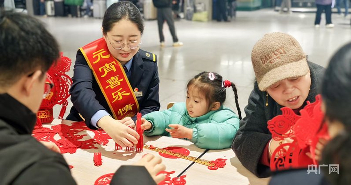 一场以“元宵喜乐情暖旅途”为主题的活动在蚌埠站温情上演（央广网发  蚌埠站供图）