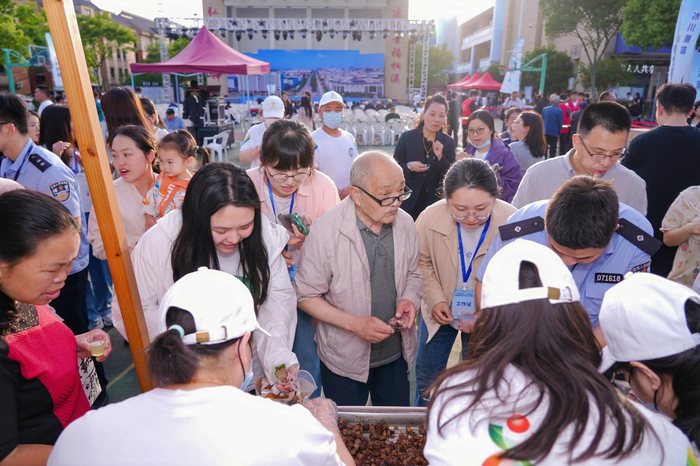 黑水牦牛肉产品吸引海宁市民争相品尝。受访者供图